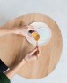 Stolik kawowy EGG to stół w stylu skandynawskim w kształcie jaja wykonany z drewna dębowego.
